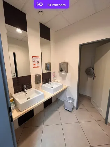 Pronájem kanceláře, Praha - Holešovice, Dělnická, 1251 m2