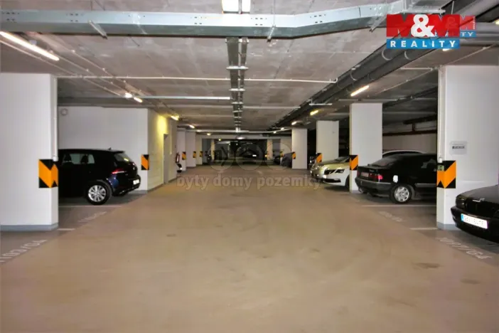 Prodej garážového stání, Praha, Poděbradská, 12 m2