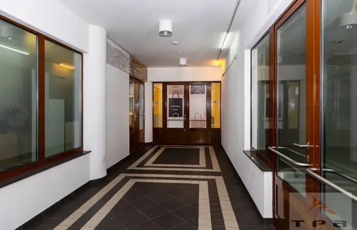 Prodej obchodního prostoru, Karlovy Vary, Divadelní náměstí, 100 m2