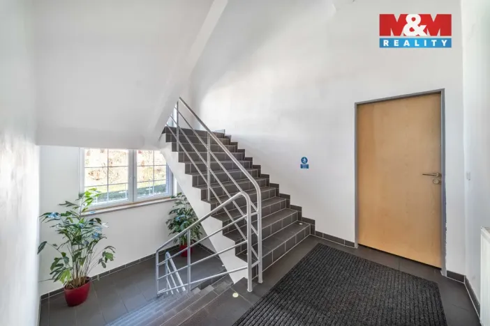 Pronájem kanceláře, Plzeň - Božkov, Božkovské náměstí, 382 m2