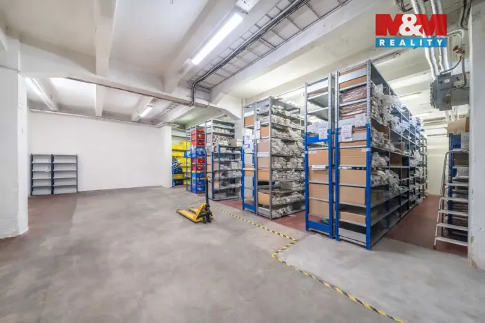 Pronájem kanceláře, Plzeň - Božkov, Božkovské náměstí, 467 m2