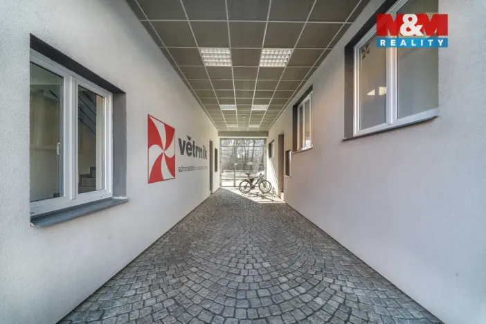 Pronájem kanceláře, Plzeň - Božkov, Božkovské náměstí, 467 m2