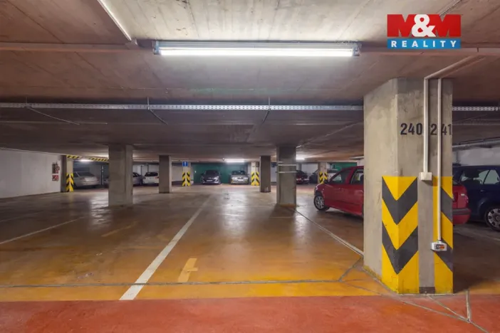 Pronájem garážového stání, Praha, Trnkovo náměstí, 16 m2