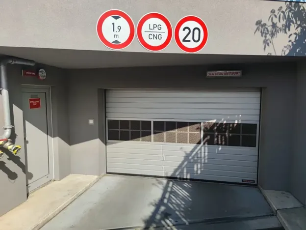 Pronájem garážového stání, Praha - Libeň, Březenská, 16 m2