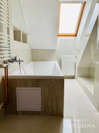 Pronájem atypického bytu, Hradec Králové, Smetanovo nábřeží, 80 m2