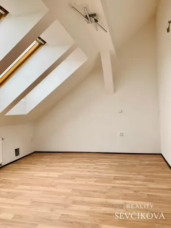 Pronájem atypického bytu, Hradec Králové, Smetanovo nábřeží, 80 m2