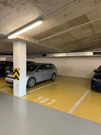 Pronájem garážového stání, Praha - Troja, Hnězdenská, 20 m2