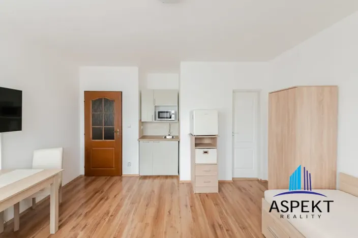 Pronájem bytu 1+kk, Praha - Kobylisy, Učitelská, 25 m2