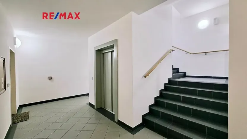 Pronájem bytu 1+kk, Praha - Podolí, Na hřebenech I, 34 m2