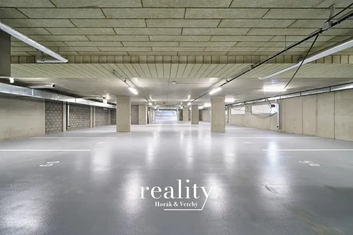 Pronájem garážového stání, Znojmo, Jarošova, 18 m2