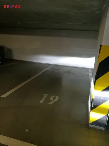 Pronájem garážového stání, Praha - Smíchov, Randova, 15 m2