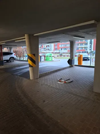 Pronájem garážového stání, Praha - Letňany, Pavla Beneše, 13 m2