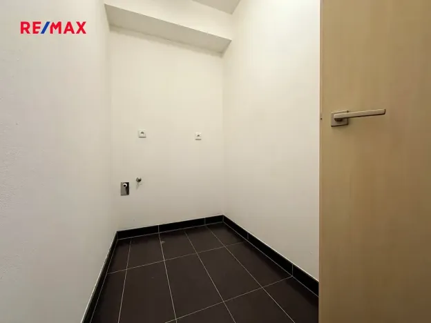 Pronájem bytu 1+kk, Brno, Houbalova, 9573 m2