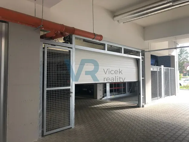 Pronájem garážového stání, České Budějovice, Husova tř., 16 m2