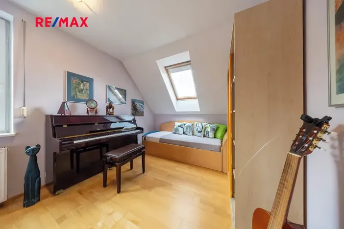 Prodej rodinného domu, Praha - Lochkov, V oudolku, 183 m2