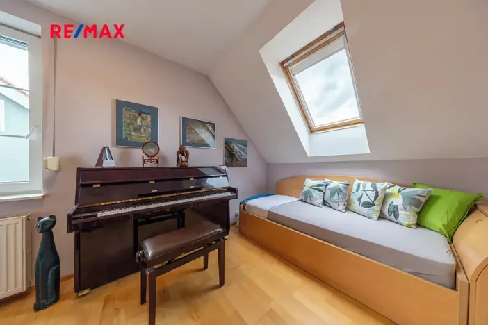 Prodej rodinného domu, Praha - Lochkov, V oudolku, 183 m2