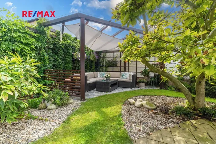 Prodej rodinného domu, Praha - Lochkov, V oudolku, 183 m2