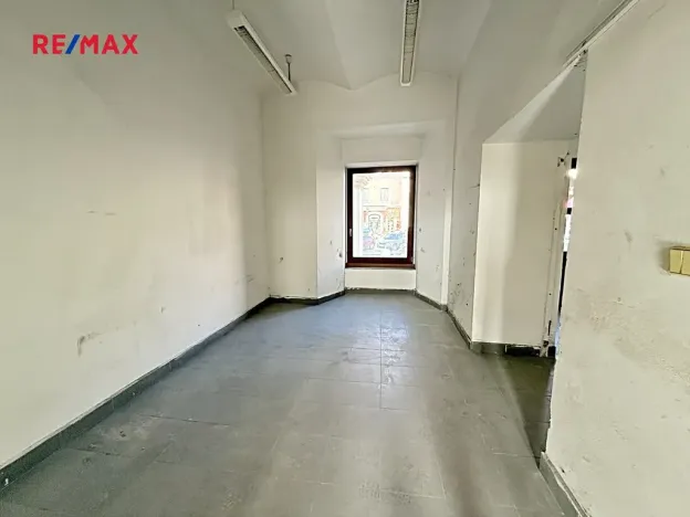 Pronájem obchodního prostoru, Chrudim, Resselovo náměstí, 72 m2