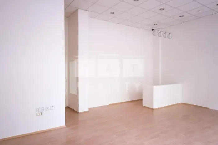 Pronájem obchodního prostoru, Hradec Králové, Švehlova, 61 m2