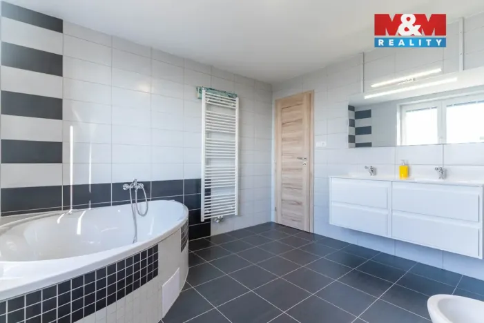 Prodej rodinného domu, Okrouhlá, 222 m2