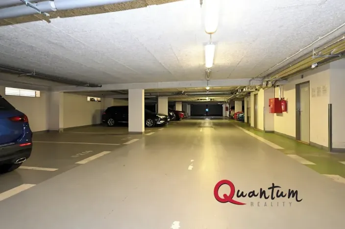 Pronájem garážového stání, Praha - Libeň, Kovanecká, 18 m2