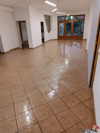 Pronájem obchodního prostoru, Staré Město, 90 m2