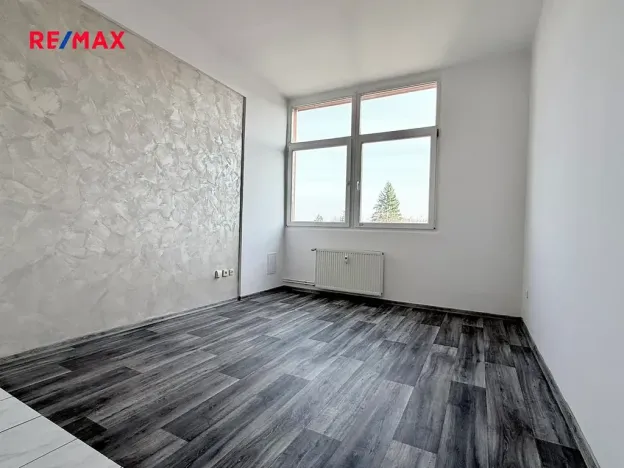 Pronájem bytu 2+kk, Zruč nad Sázavou, náměstí Míru, 36 m2