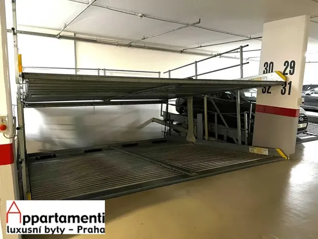 Pronájem garážového stání, Praha - Smíchov, Na Zatlance, 13 m2