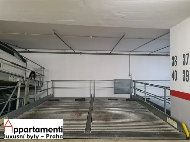 Pronájem garážového stání, Praha - Smíchov, Na Zatlance, 13 m2