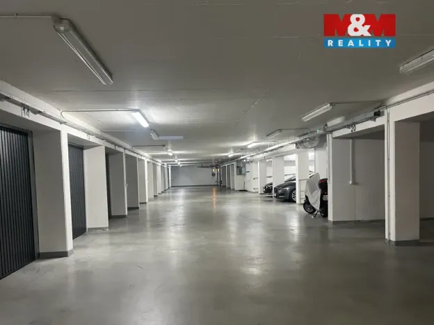 Pronájem garážového stání, Zlín, Zelinova, 14 m2