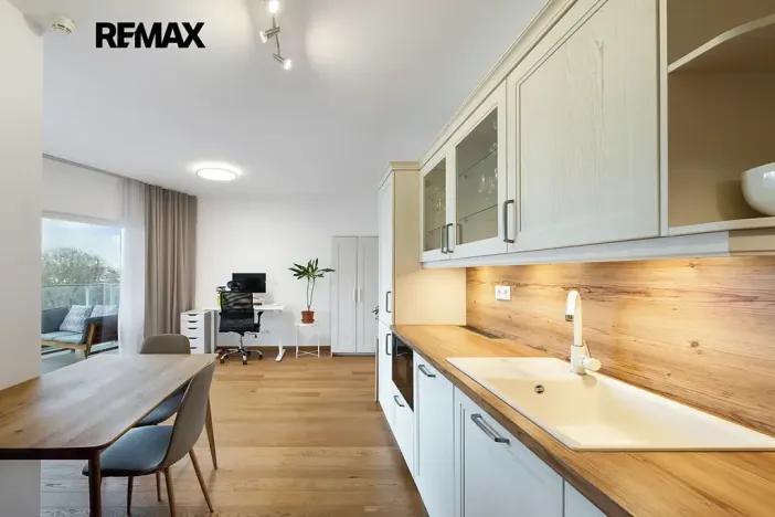 Pronájem bytu 1+kk, Praha - Smíchov, Kobrova, 43 m2