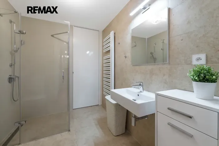 Pronájem bytu 1+kk, Praha - Smíchov, Kobrova, 43 m2