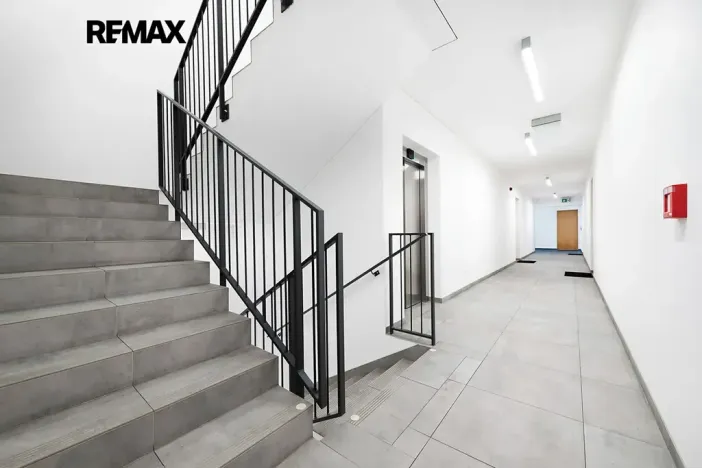 Pronájem bytu 1+kk, Praha - Smíchov, Kobrova, 43 m2