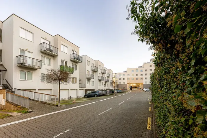 Pronájem garážového stání, Praha - Hlubočepy, Chlupáčova, 12 m2