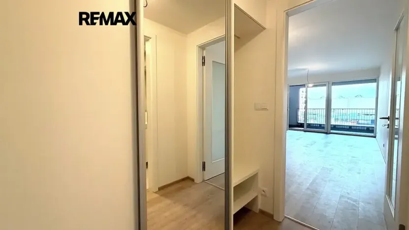 Pronájem bytu 1+kk, Praha - Hloubětín, Poděbradská, 45 m2