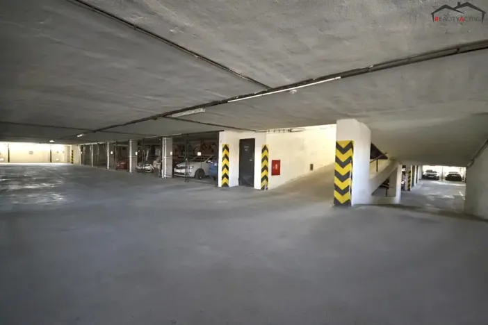 Pronájem garážového stání, Brno, Loosova, 12 m2