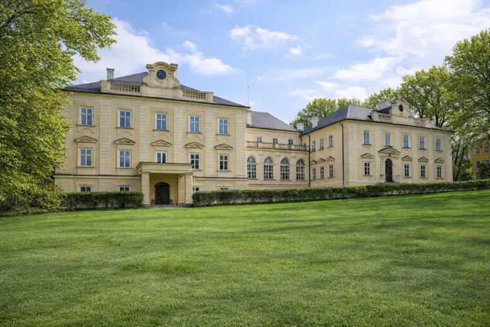 Prodej historického objektu, Hluboš