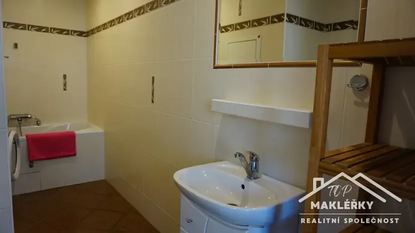 Prodej bytu 2+1, Přelouč, náměstí 17. listopadu, 64 m2