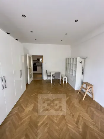 Pronájem bytu 1+1, Praha - Vinohrady, Kouřimská, 31 m2