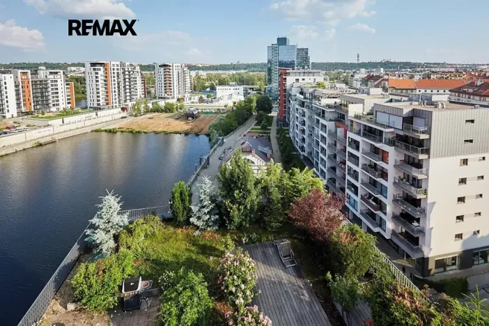 Pronájem garážového stání, Praha - Holešovice, Jankovcova, 18 m2