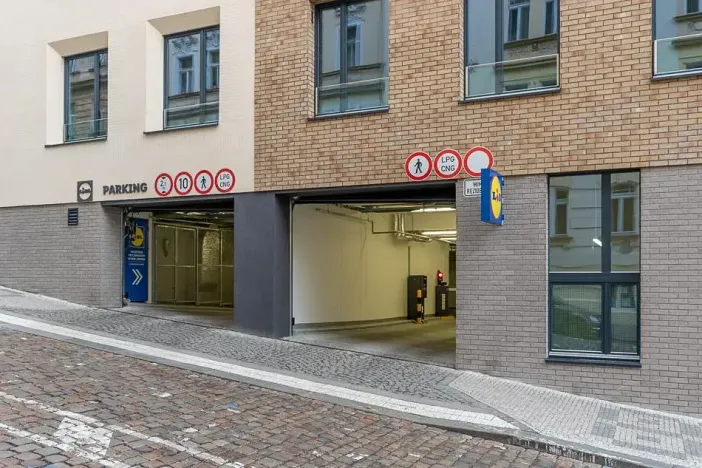 Pronájem garážového stání, Praha - Žižkov, Seifertova, 15 m2