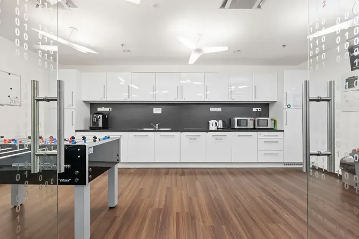 Pronájem kanceláře, Praha - Dejvice, Evropská, 1751 m2