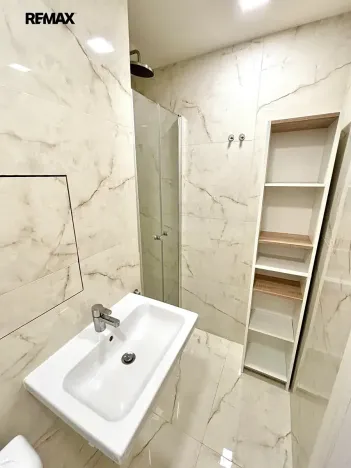 Pronájem bytu 1+kk, Praha - Kobylisy, Kyselova, 26 m2