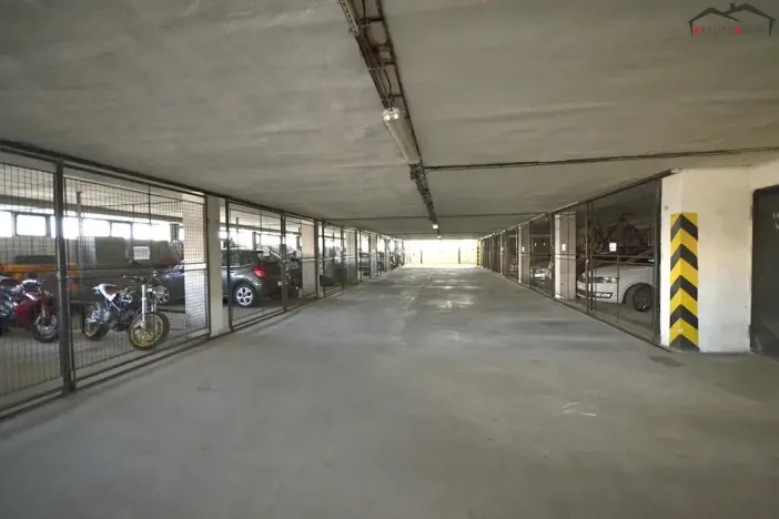 Pronájem garážového stání, Brno, Loosova, 12 m2