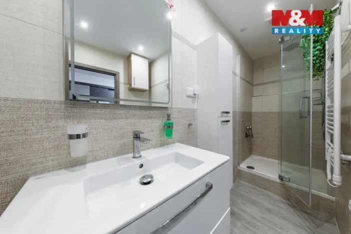 Prodej bytu 2+1, Karlovy Vary - Bohatice, Ostrovská, 68 m2