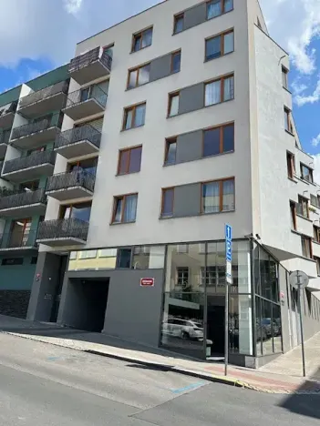 Pronájem garážového stání, Praha - Žižkov, Jeseniova, 14 m2