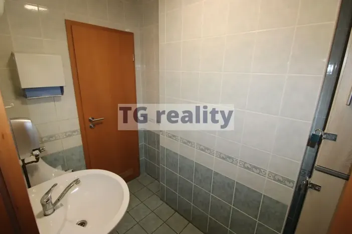 Pronájem kanceláře, Praha - Kobylisy, Nad Šutkou, 58 m2