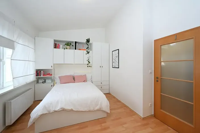 Pronájem bytu 2+kk, Praha - Holešovice, U garáží, 45 m2