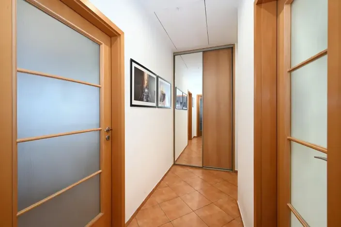 Pronájem bytu 2+kk, Praha - Holešovice, U garáží, 45 m2