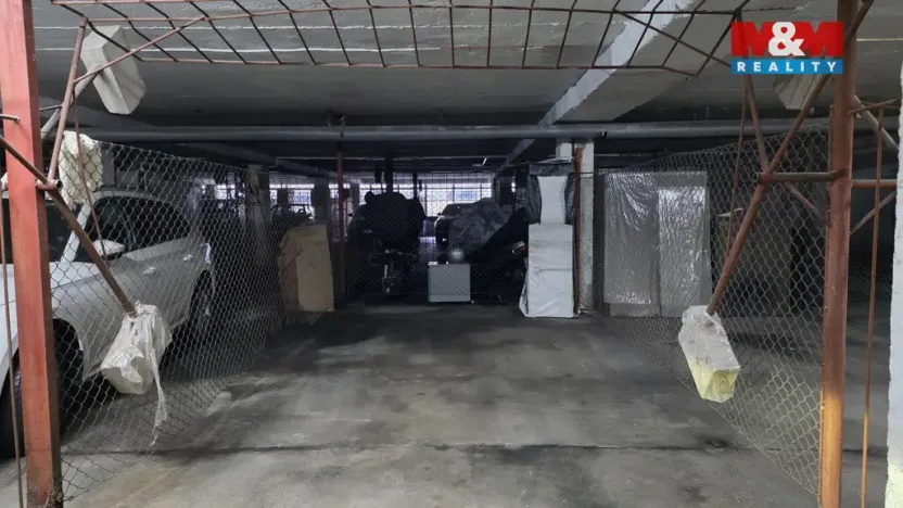 Pronájem garážového stání, Praha - Střížkov, Lovosická, 18 m2